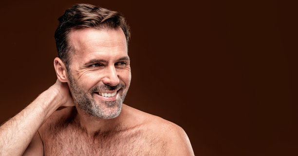 美肖像英俊的白人成年男子与牙齿微笑和自然皱纹。图片下载