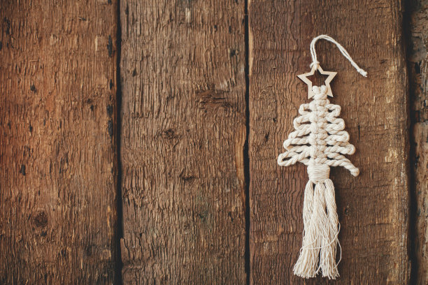 时尚的圣诞树流苏装饰边界上质朴的木头平铺。手工制作的波西米亚圣诞树装饰圣诞节。圣诞快乐!斯堪的纳维亚装饰，环保玩具。空间的文本图片下载