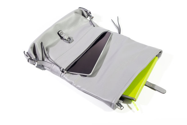 白色背景上的现代女性配饰。打开的袋子里的东西图片下载