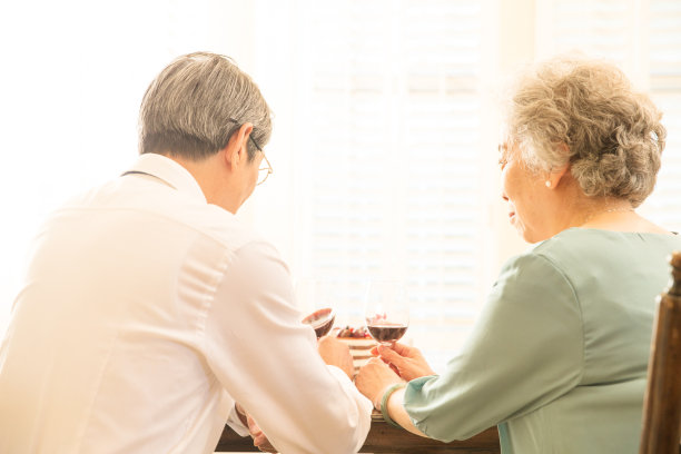 老年夫妇喝红酒图片下载