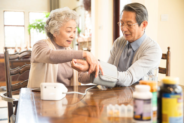 丈夫在为妻子测量血压图片下载