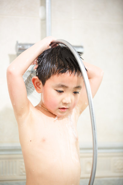 小男孩在洗澡图片下载