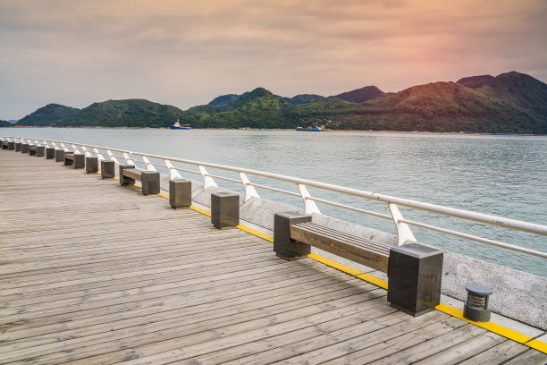 在阳光明媚的日子里，通往海边的人行道上没有栏杆图片下载
