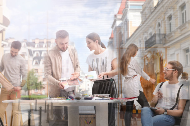 时尚设计师与城市的双重曝光图片下载