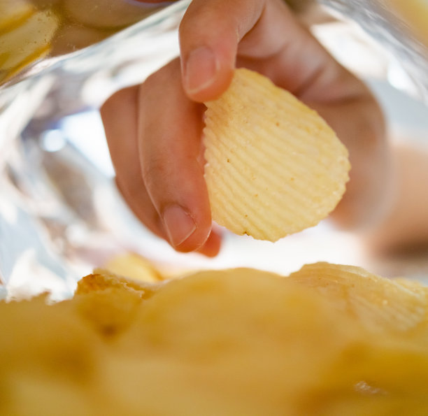 手捡零食袋里的薯片图片下载