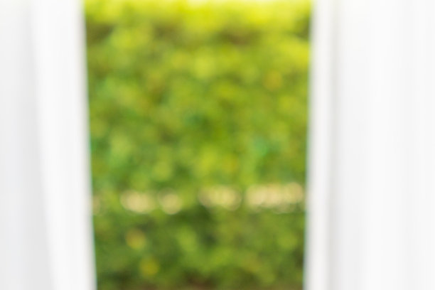 抽象模糊窗帘窗与绿色花园背景图片下载