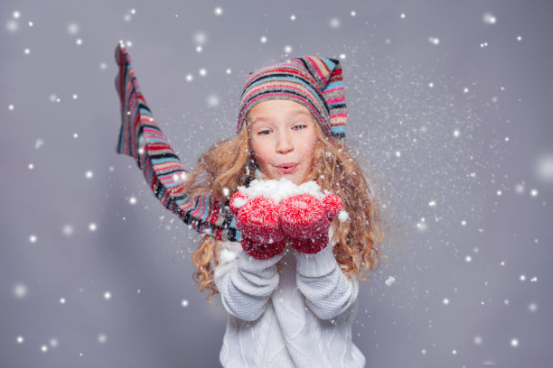 女孩在雪上吹图片下载