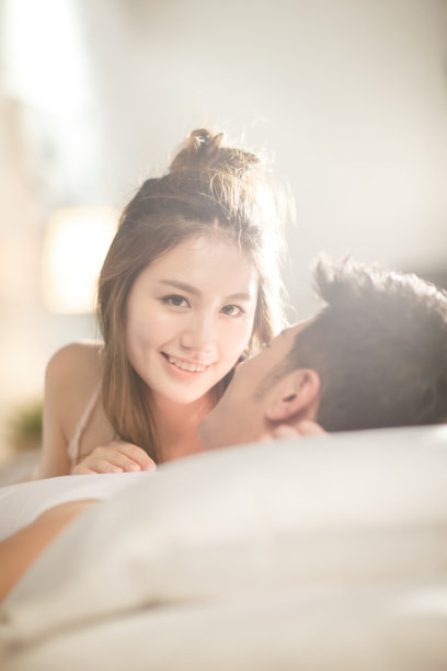 亲密的青年情侣图片下载