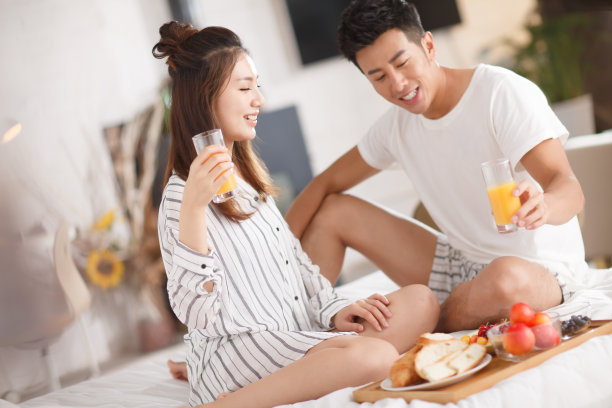 青年情侣在床上吃早餐图片下载
