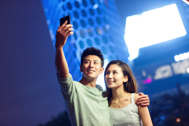 青年情侣在自拍图片下载