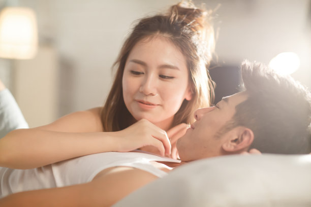 亲密的青年情侣图片下载