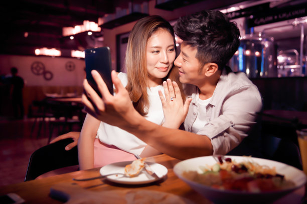 青年情侣吃晚餐图片下载