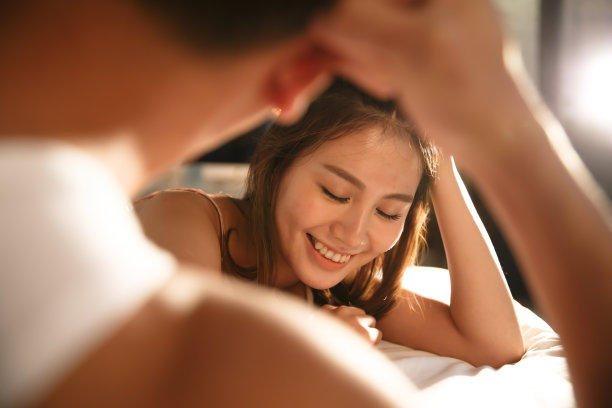 青年情侣在床上图片下载