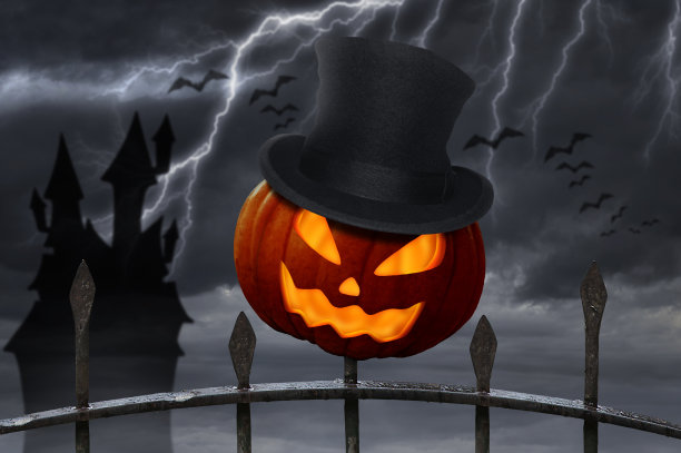 篱笆上被戳破的万圣节南瓜图片下载