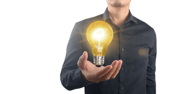 手握发光灯泡，创新灵感理念图片下载
