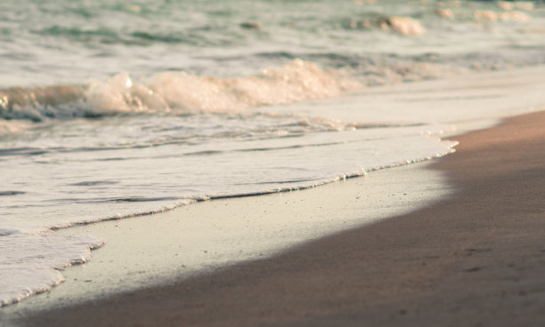 傍晚，海浪拍打着沙滩。照片摄于亚洲的泰国图片下载