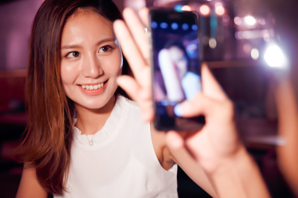 青年情侣吃晚餐图片下载