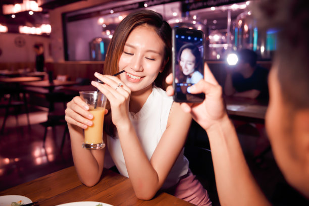 青年情侣吃晚餐图片下载