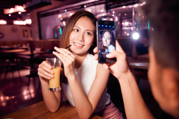 青年情侣吃晚餐图片下载