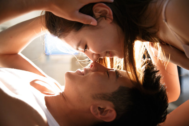 亲密的青年情侣图片下载