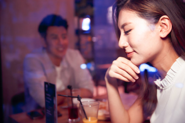 青年情侣的夜生活图片下载