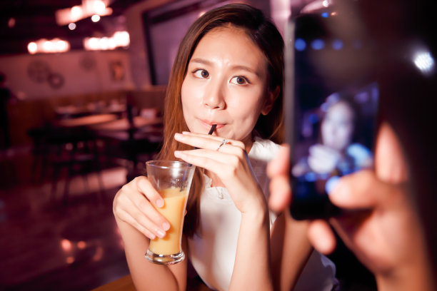 青年情侣吃晚餐图片下载