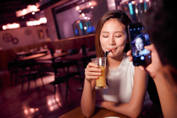 青年情侣吃晚餐图片下载