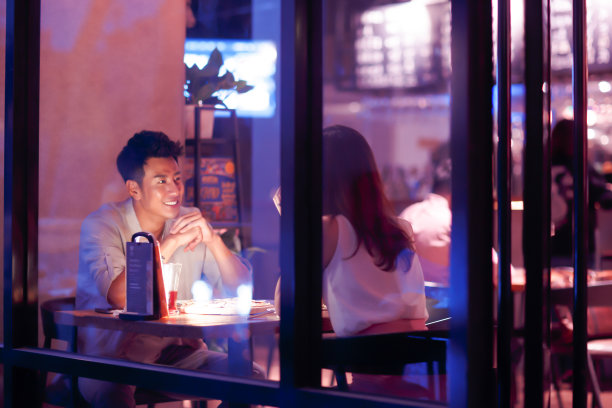 青年情侣吃晚餐图片下载