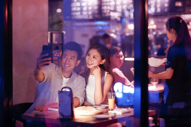 青年情侣吃晚餐图片下载