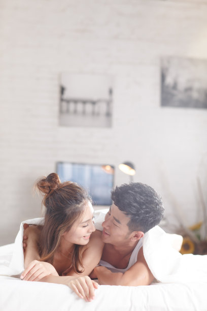 亲密的青年情侣图片下载