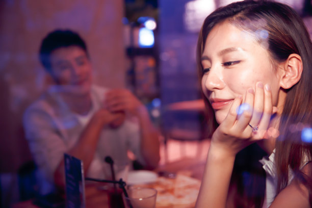 青年情侣的夜生活图片下载