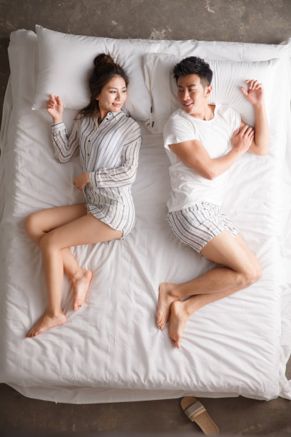 青年情侣在床上睡觉图片下载