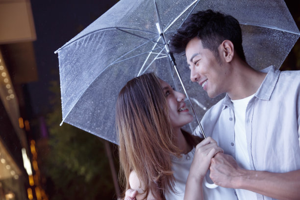 青年情侣的夜生活图片下载