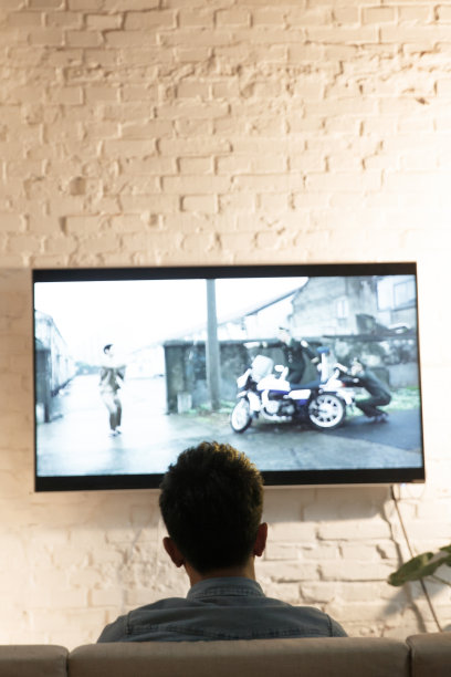 青年男人在看电视图片下载