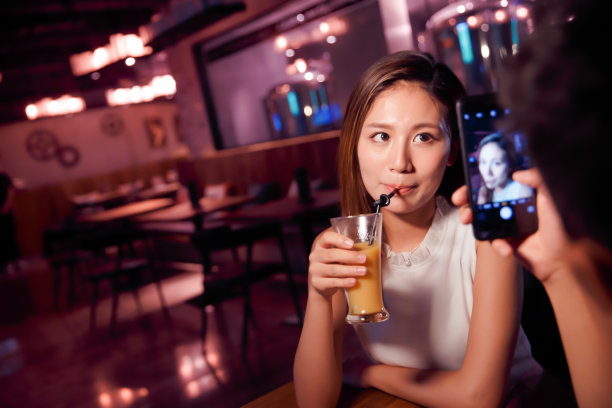 青年情侣吃晚餐图片下载