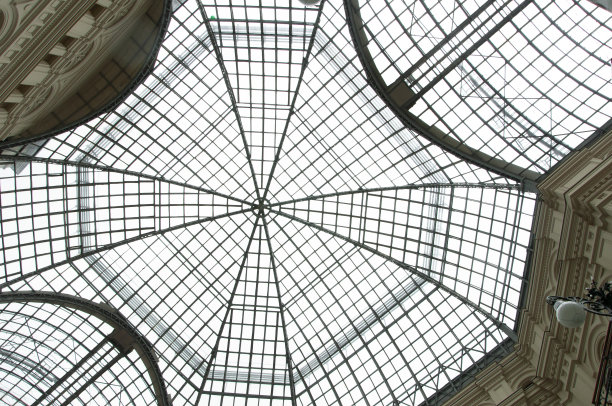 背景是由许多几何玻璃缝隙组成的建筑天花板的纹理图片下载