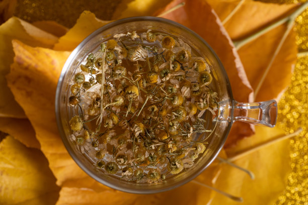 一杯简集风格的甘菊茶。库存图片图片下载