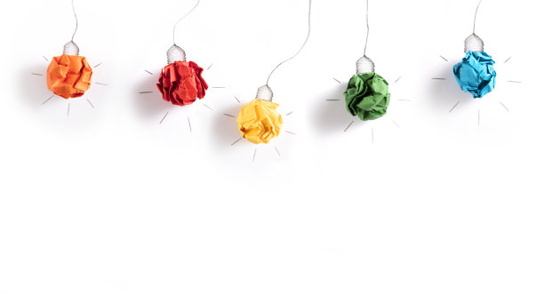 用皱巴巴的纸球制作的概念灯泡图片下载