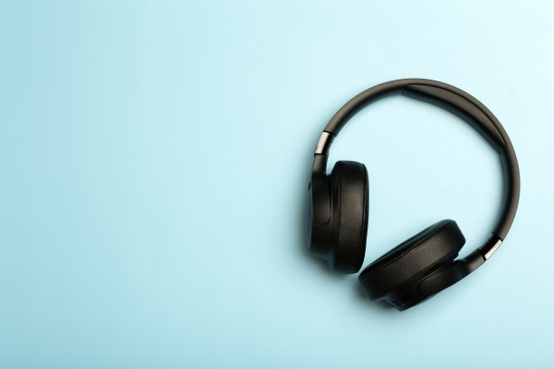 无线声音彩色背景上的音频耳机。音乐应用，听播客，收音机和有声读物的概念。图片下载