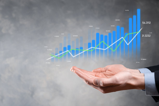 商人手持平板电脑，显示全息图和股票市场统计数据获得利润。成长计划和商业策略的概念。数字屏幕显示经济实惠。图片下载