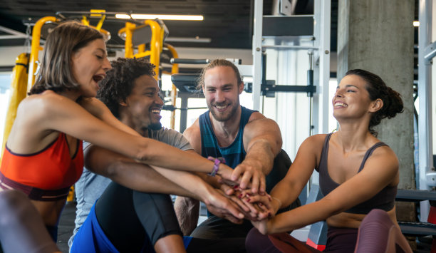 欢快的健身团队在健身房一起锻炼的照片图片下载