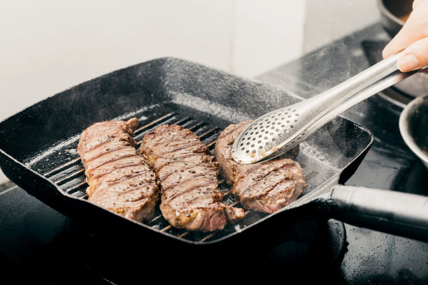 把黑锅上的胡椒和牛扒收起来图片下载