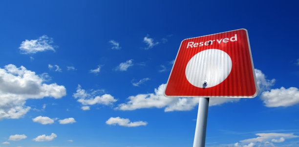 蓝天上的预留停车标志图片下载