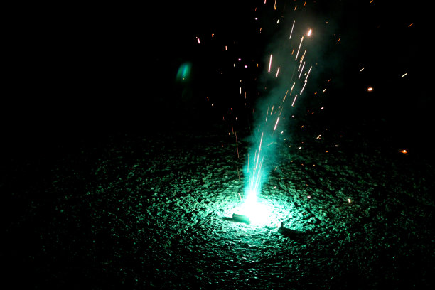 地面旋转烟花在街上图片下载