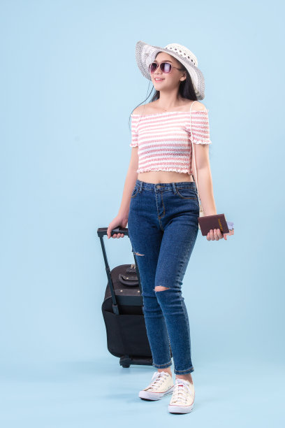 年轻亚洲女孩戴帽眼镜，拿护照行李准备夏日旅行图片下载