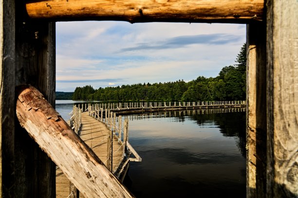 从拉克德塞顿河漂浮的木桥上的木窗看风景图片下载