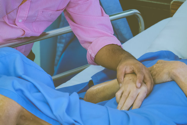 人的手在医院支持一个生病的家庭。图片下载