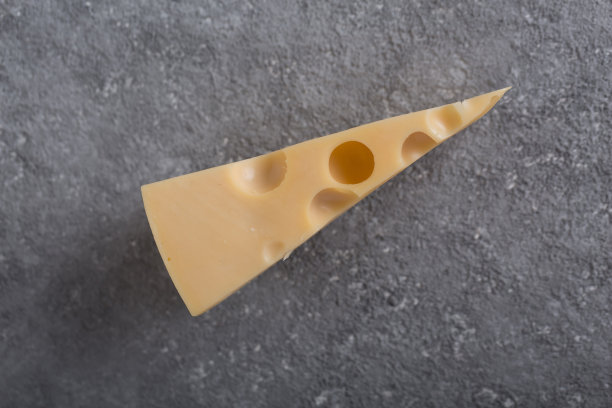 一块奶酪和几片面包放在厨房砧板上，离得很近图片下载