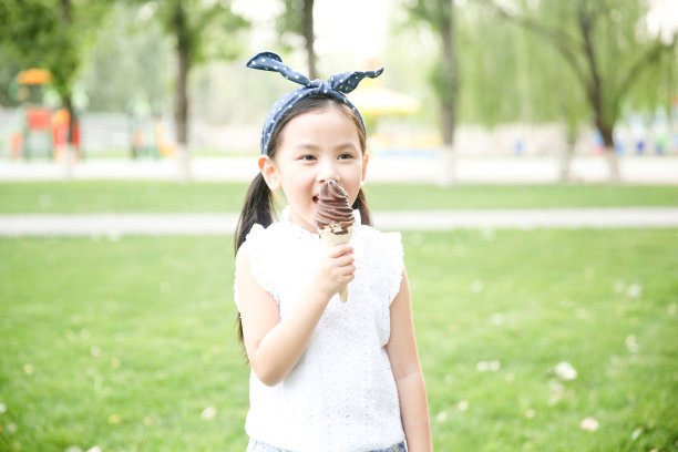 小女孩吃冰淇淋图片下载