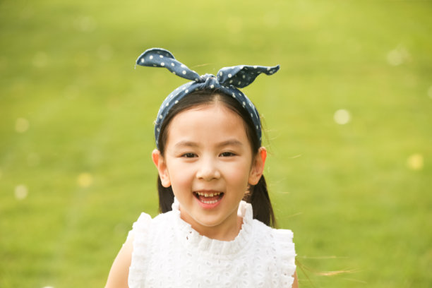 小女孩在户外玩耍图片下载